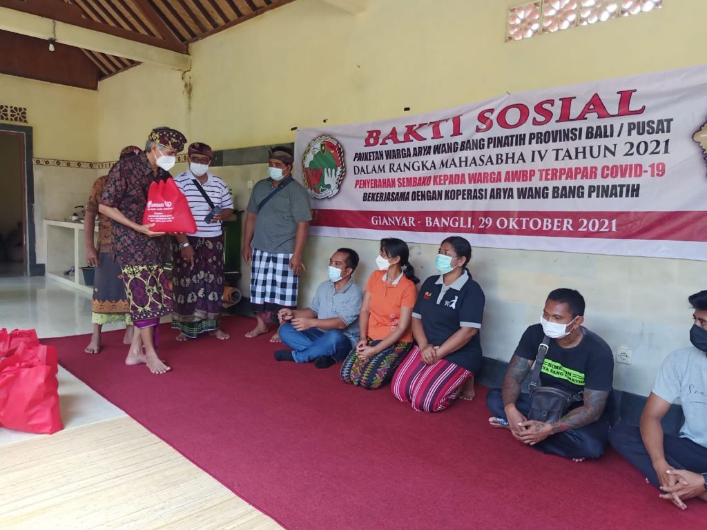 podiumnews.com-Panitia Mahasabha IV PW Arya Wang Bang Pinatih Bagikan Sembako ke Masyarakat Terdampak Covid-19